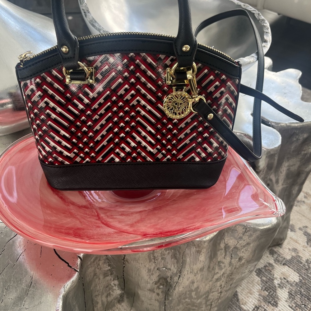 Wonderful vintage Anne Klein hand bag with shoulder strap cutie patootie